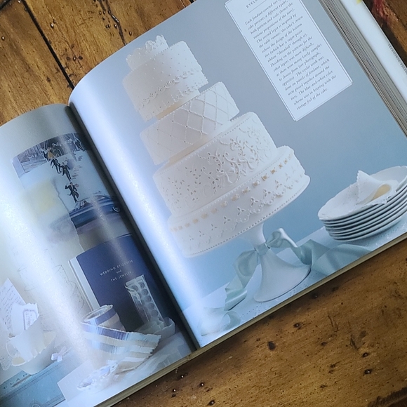Martha Stewart keepsake wedding planner and Wedding cake book. 2 items together. - Picture 6 of 6